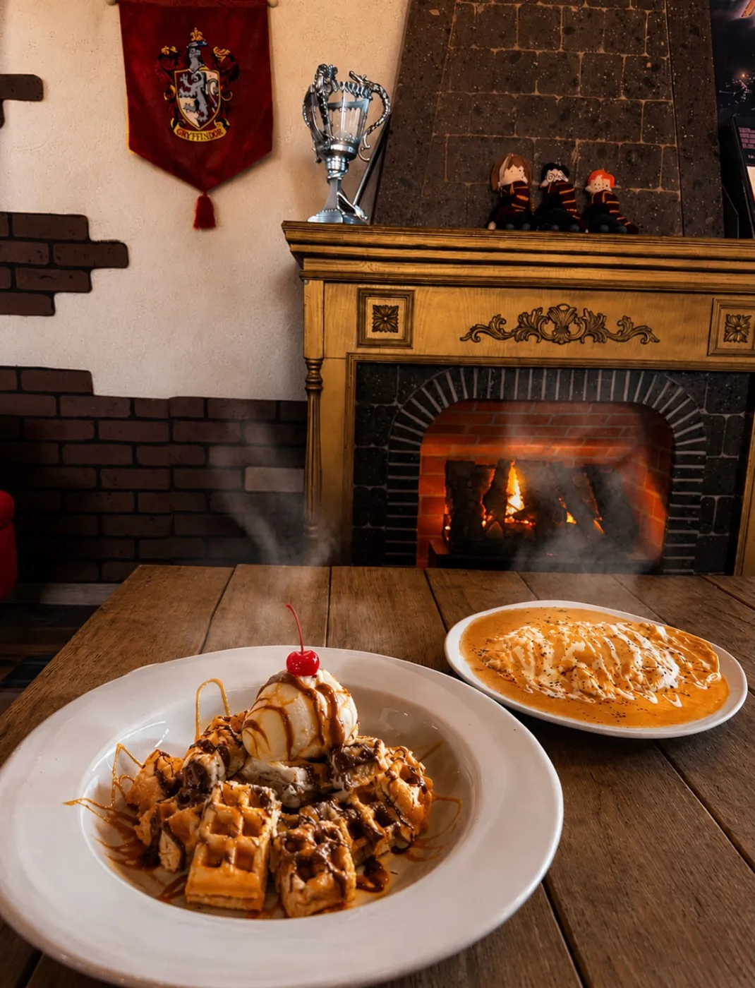 Waffles con helado y caramelo frente a la chimenea encendida